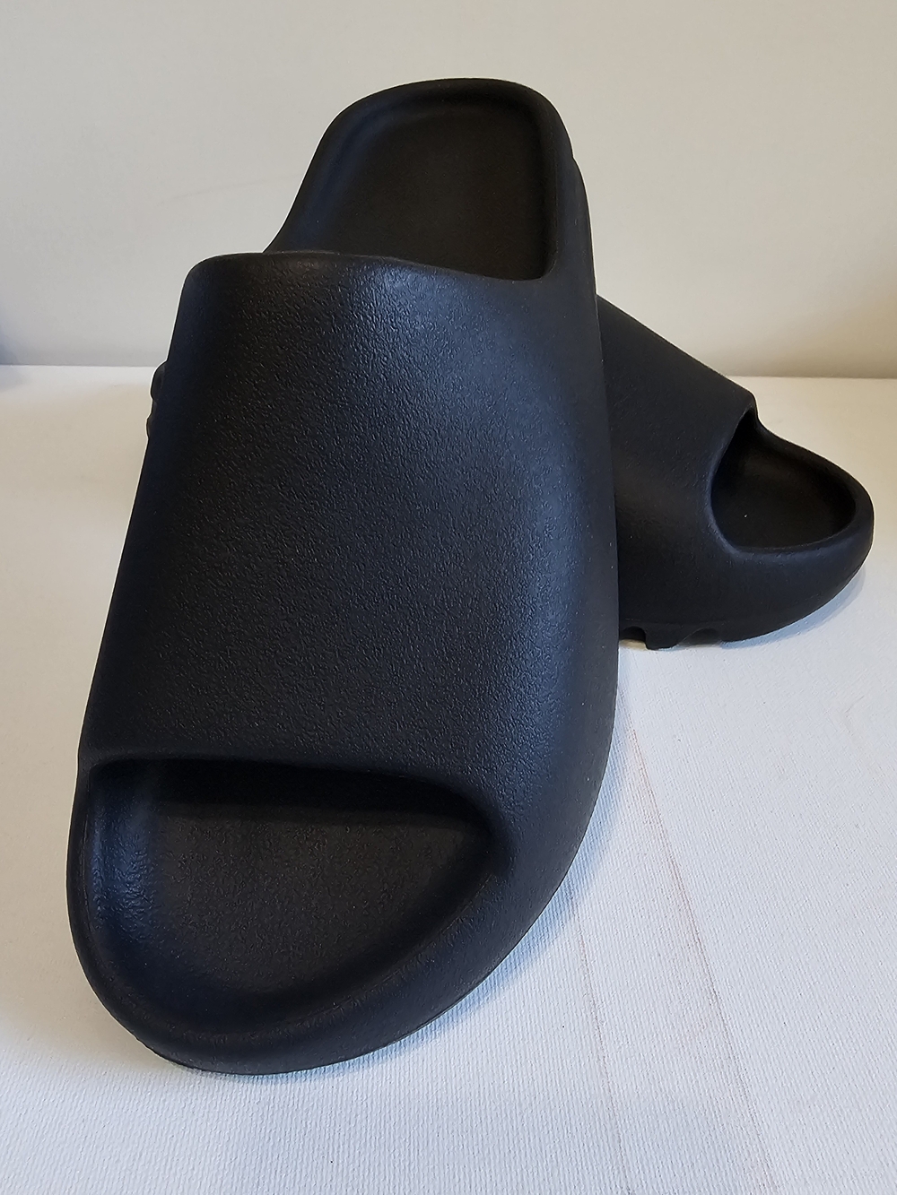 Yeezy Black Mens Slides M10/W11.5-12